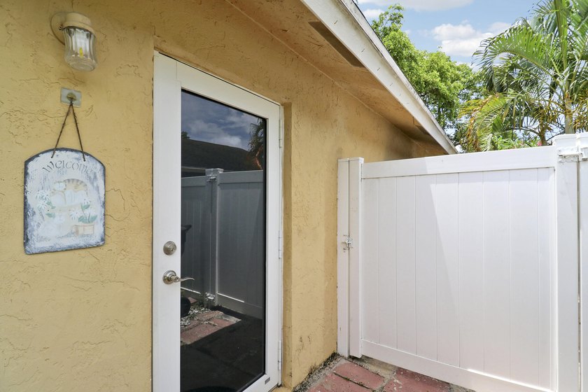 Welcome to this charming 3-bedroom, 2-bathroom villa situated in - photo 22