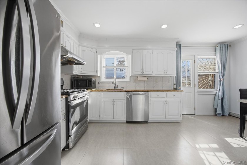 Sun filled, fully brick above ground 3 story townhouse with open - photo 3