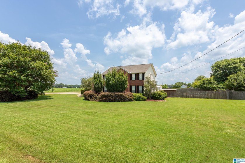 Beautifully updated 4 bedroom, 2.5 bathroom home on a large - photo 4