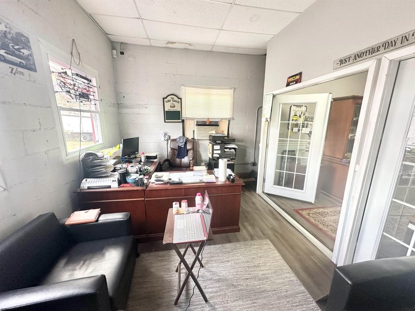************************** TREMENDOUS COMMERCIAL PROPERTY ON - photo 12