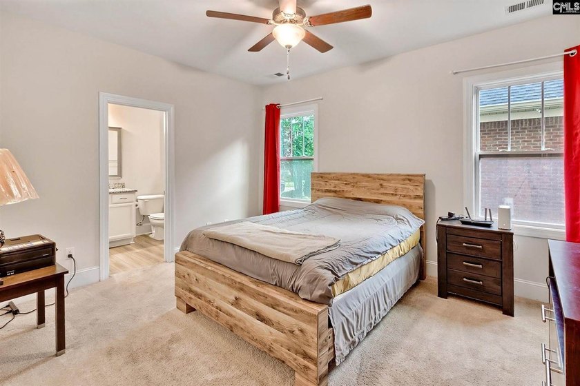 Welcome to this stunning, turn-key residence in Northeast - photo 18