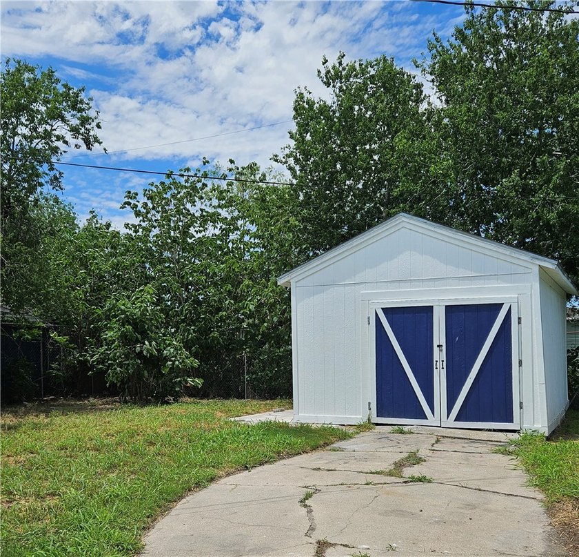 Renovated 2-bedroom, 1-bath home with a 1-car garage with brand - photo 19