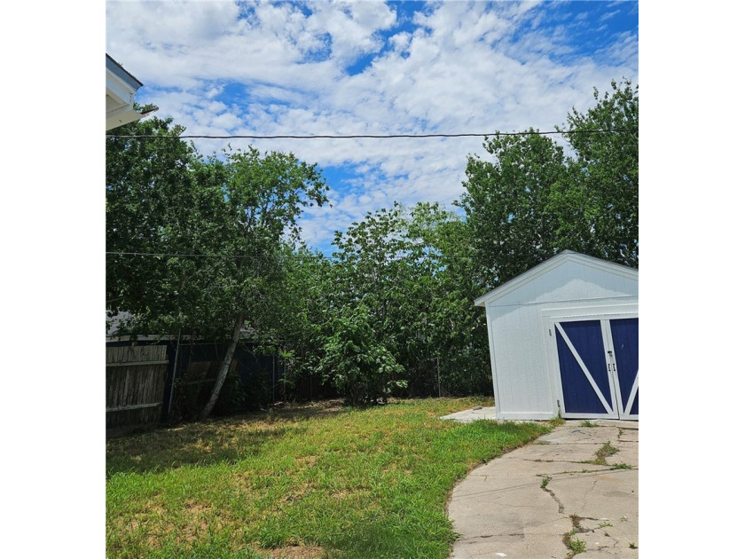 Renovated 2-bedroom, 1-bath home with a 1-car garage with brand - photo 21