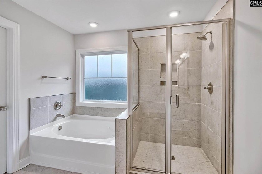 Welcome to this stunning, turn-key residence in Northeast - photo 24