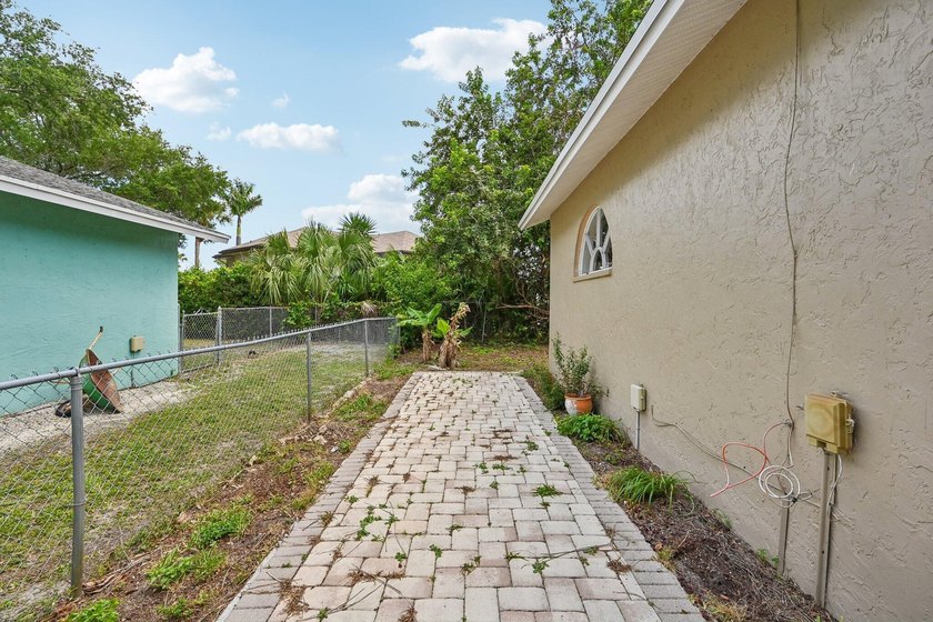 Tucked away in a private setting, this charming 3-bedroom - photo 24