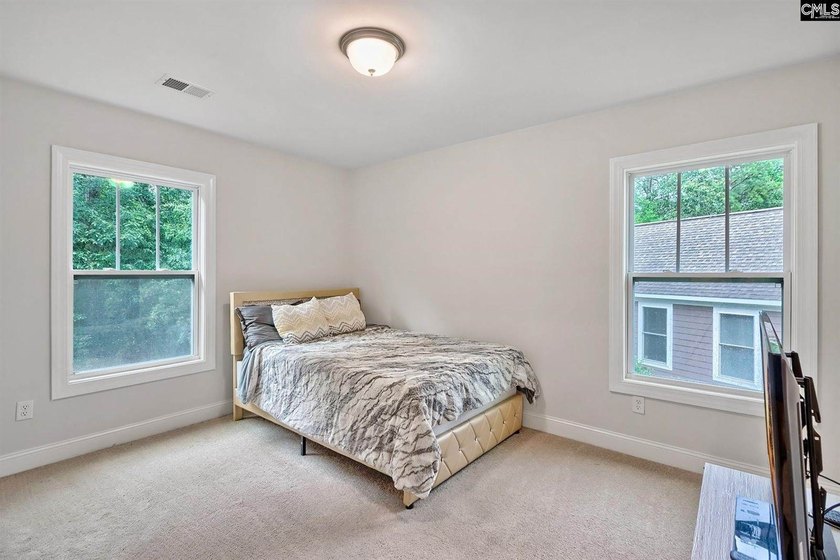 Welcome to this stunning, turn-key residence in Northeast - photo 27