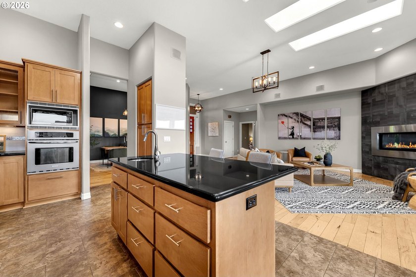 A stunning Custom Ranch Home with unobstructed Mt. Hood &amp; - photo 16