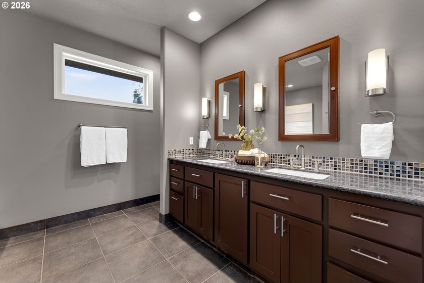 A stunning Custom Ranch Home with unobstructed Mt. Hood &amp; - photo 23