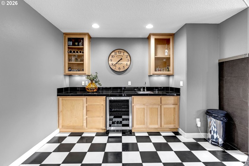 A stunning Custom Ranch Home with unobstructed Mt. Hood &amp; - photo 31