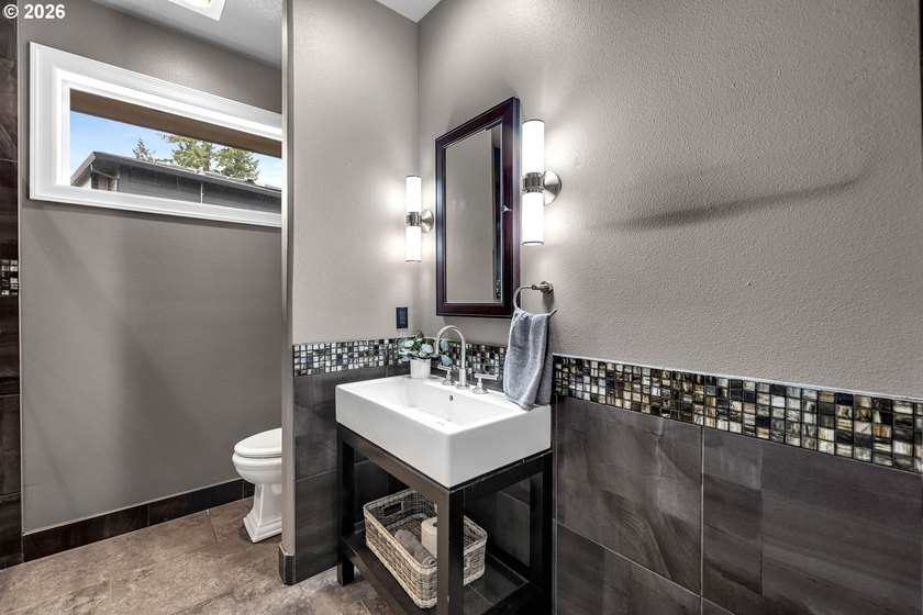 A stunning Custom Ranch Home with unobstructed Mt. Hood &amp; - photo 32