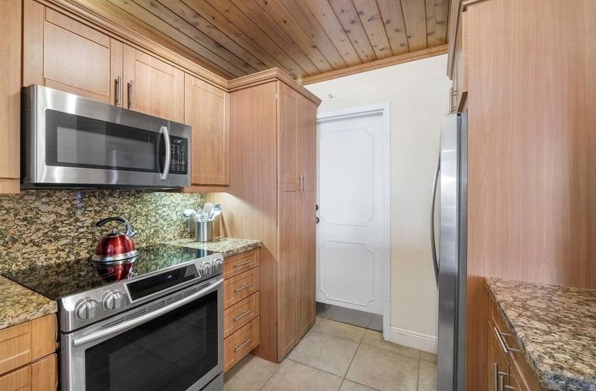 Welcome to this spacious one-bedroom, one-and-a-half-bath - photo 18