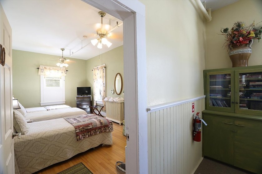 OPEN HOUSE: Click link for 3D Virtual Tour. Retreat To Renowned - photo 47