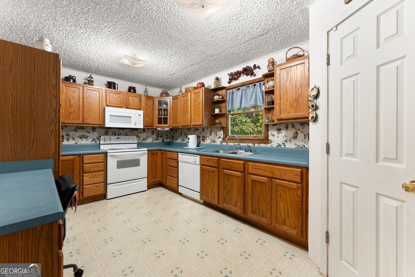 SPRAWLING RANCH ON 3.43-/+ PRIVATE ACRES, BONUS ROOM + OFFICE + - photo 11