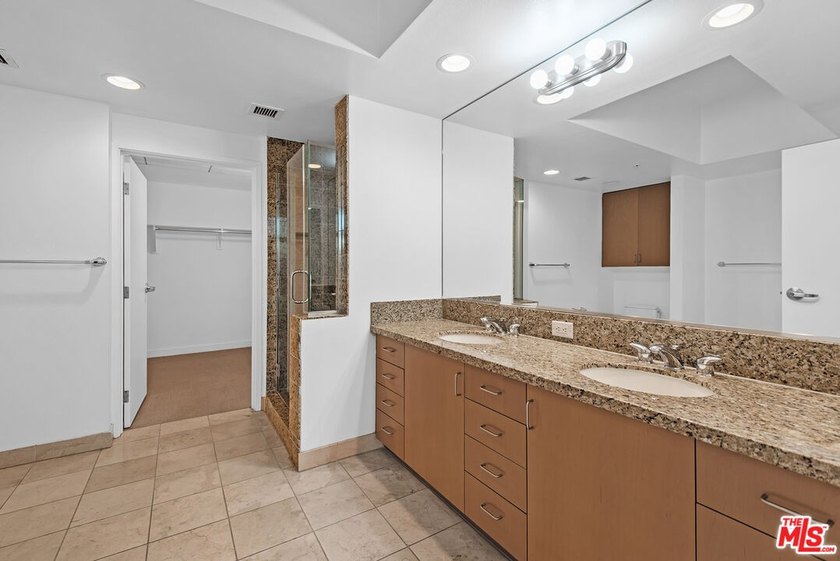 This highly sought-after 2-bedroom, 2.5-bathroom residence - photo 12