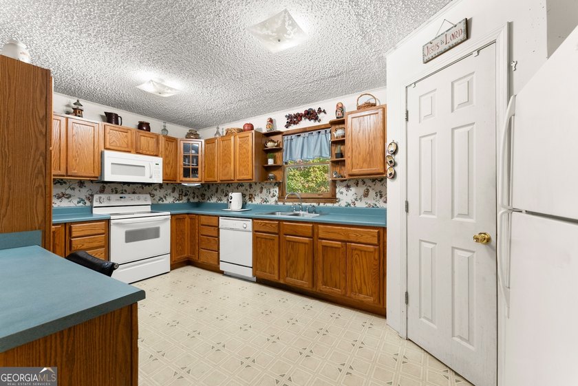SPRAWLING RANCH ON 3.43-/+ PRIVATE ACRES, BONUS ROOM + OFFICE + - photo 12