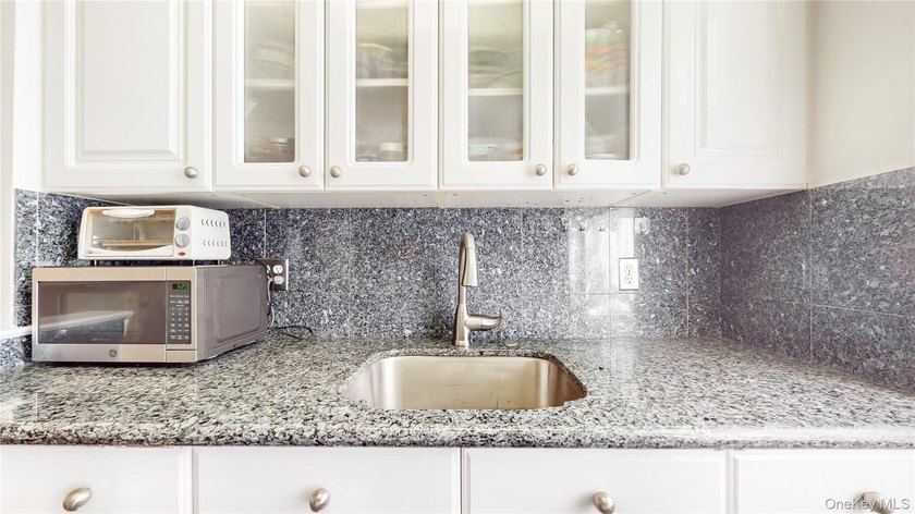 Welcome to this bright and inviting 1-bedroom, 1-bath corner - photo 12