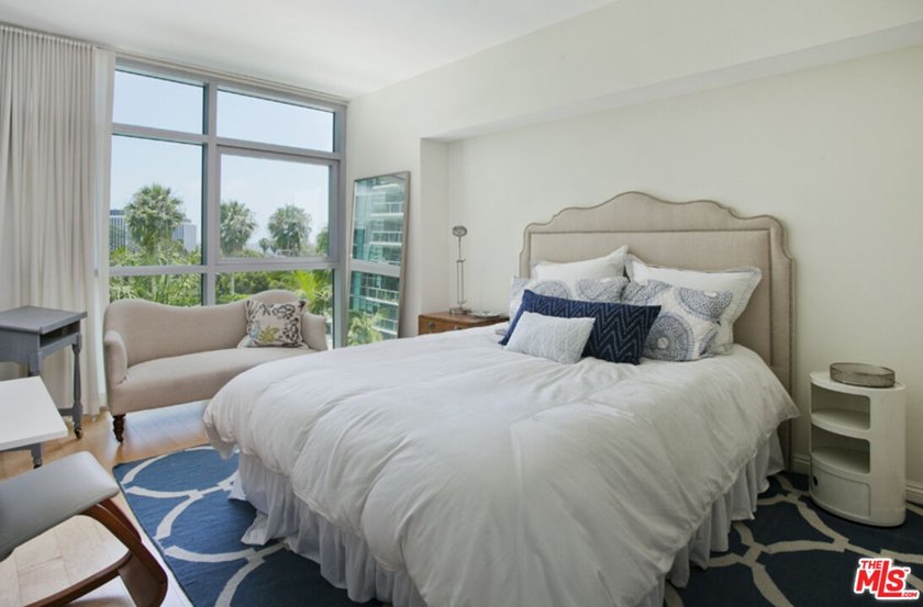 This highly sought-after 2-bedroom, 2.5-bathroom residence - photo 13