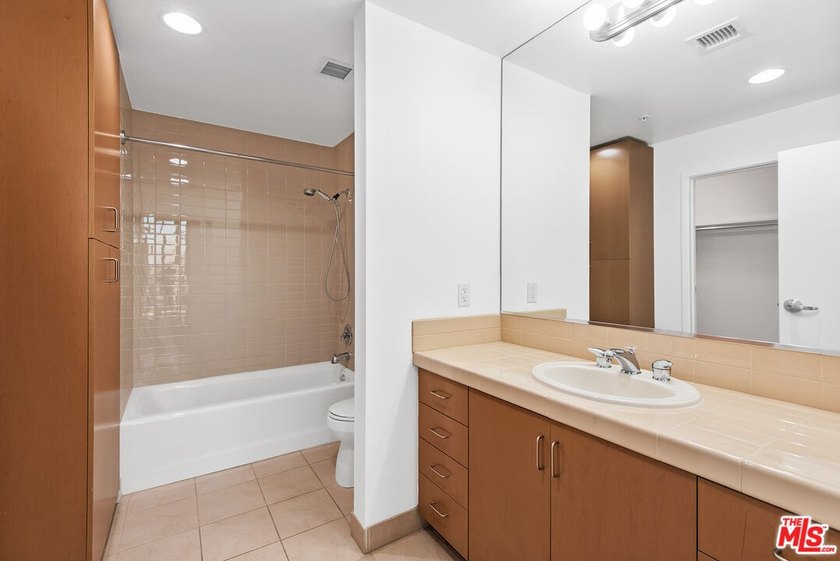 This highly sought-after 2-bedroom, 2.5-bathroom residence - photo 14