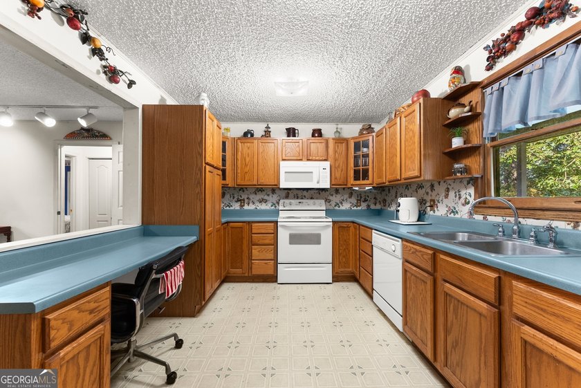 SPRAWLING RANCH ON 3.43-/+ PRIVATE ACRES, BONUS ROOM + OFFICE + - photo 14