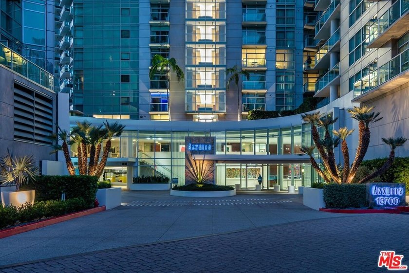 This highly sought-after 2-bedroom, 2.5-bathroom residence - photo 15