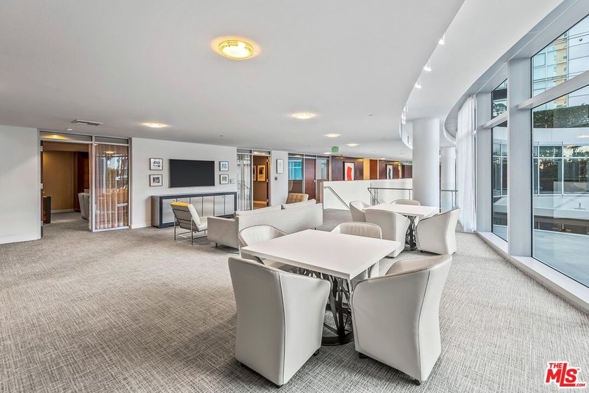 This highly sought-after 2-bedroom, 2.5-bathroom residence - photo 20