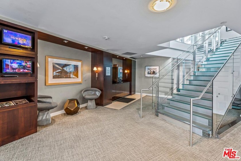 This highly sought-after 2-bedroom, 2.5-bathroom residence - photo 23