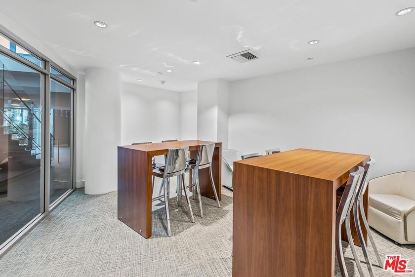 This highly sought-after 2-bedroom, 2.5-bathroom residence - photo 24