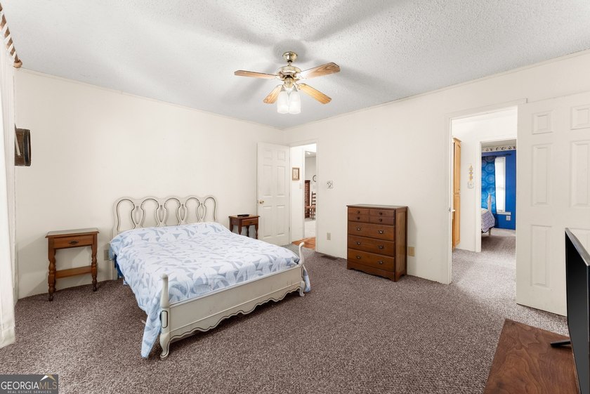 SPRAWLING RANCH ON 3.43-/+ PRIVATE ACRES, BONUS ROOM + OFFICE + - photo 24