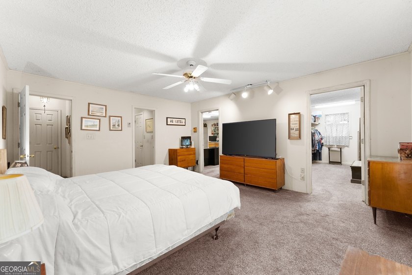 SPRAWLING RANCH ON 3.43-/+ PRIVATE ACRES, BONUS ROOM + OFFICE + - photo 29
