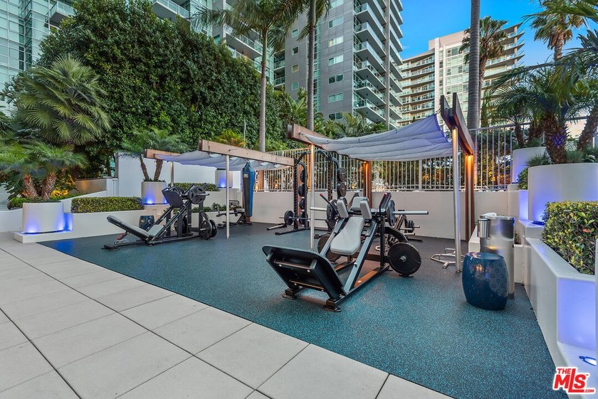 This highly sought-after 2-bedroom, 2.5-bathroom residence - photo 34