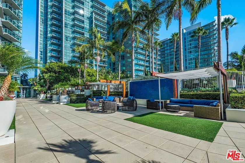 This highly sought-after 2-bedroom, 2.5-bathroom residence - photo 35