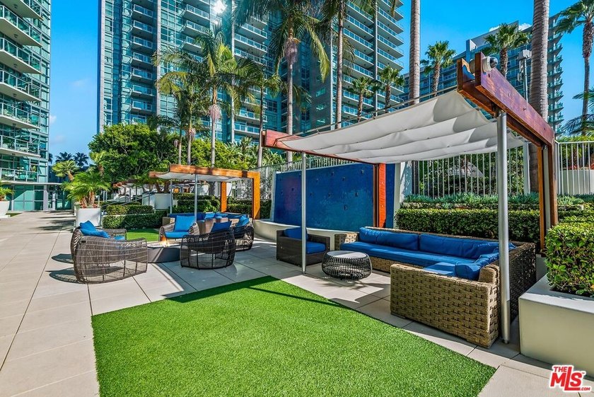This highly sought-after 2-bedroom, 2.5-bathroom residence - photo 37