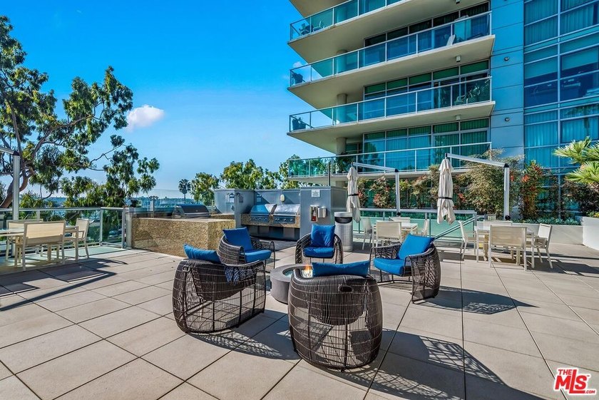 This highly sought-after 2-bedroom, 2.5-bathroom residence - photo 40