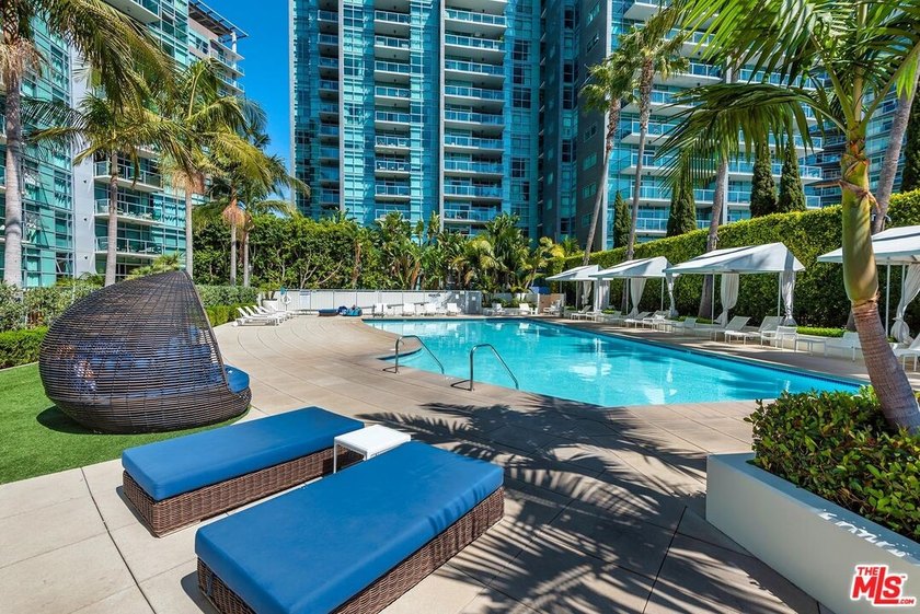 This highly sought-after 2-bedroom, 2.5-bathroom residence - photo 41