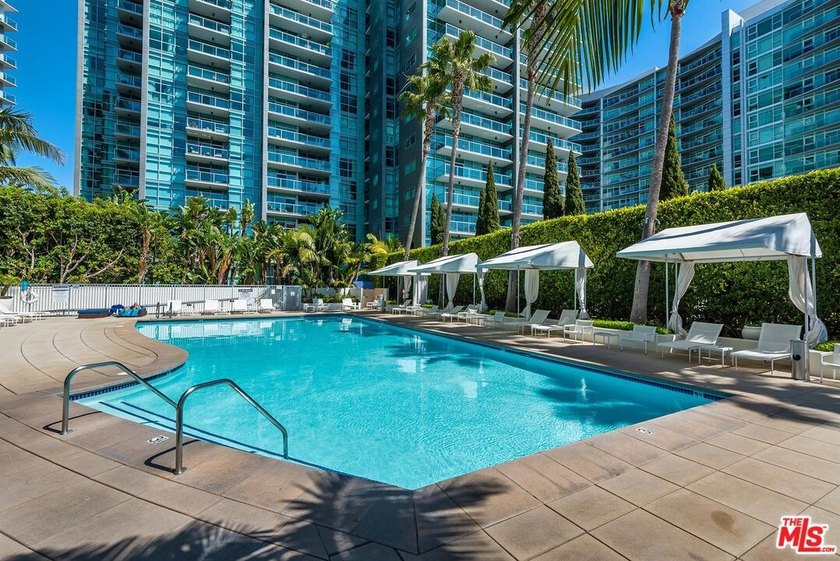 This highly sought-after 2-bedroom, 2.5-bathroom residence - photo 43