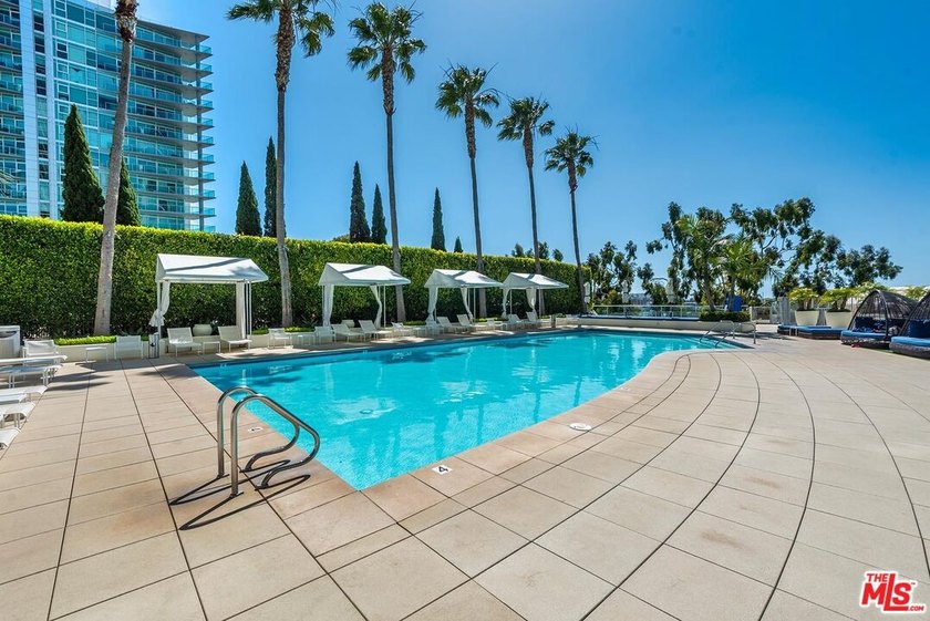 This highly sought-after 2-bedroom, 2.5-bathroom residence - photo 44