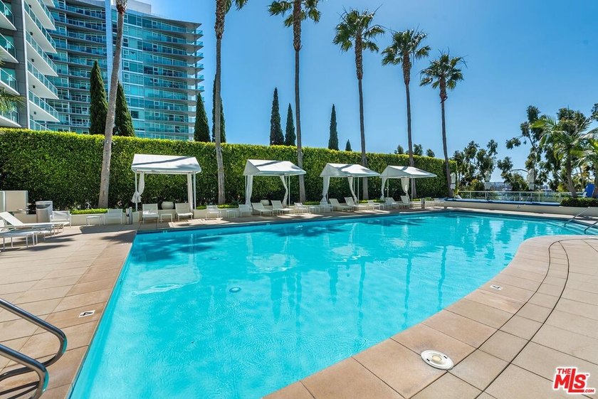 This highly sought-after 2-bedroom, 2.5-bathroom residence - photo 47