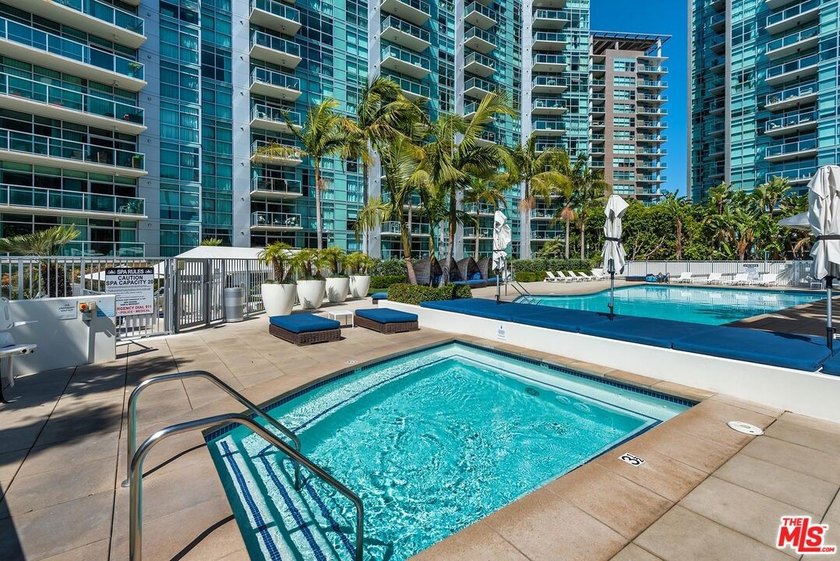 This highly sought-after 2-bedroom, 2.5-bathroom residence - photo 48