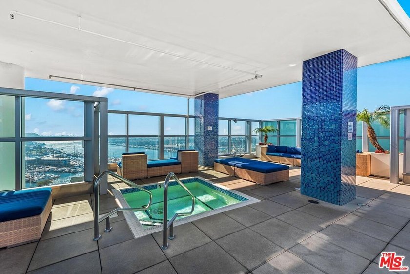This highly sought-after 2-bedroom, 2.5-bathroom residence - photo 49