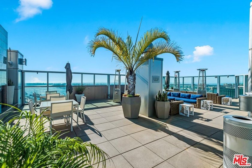 This highly sought-after 2-bedroom, 2.5-bathroom residence - photo 50