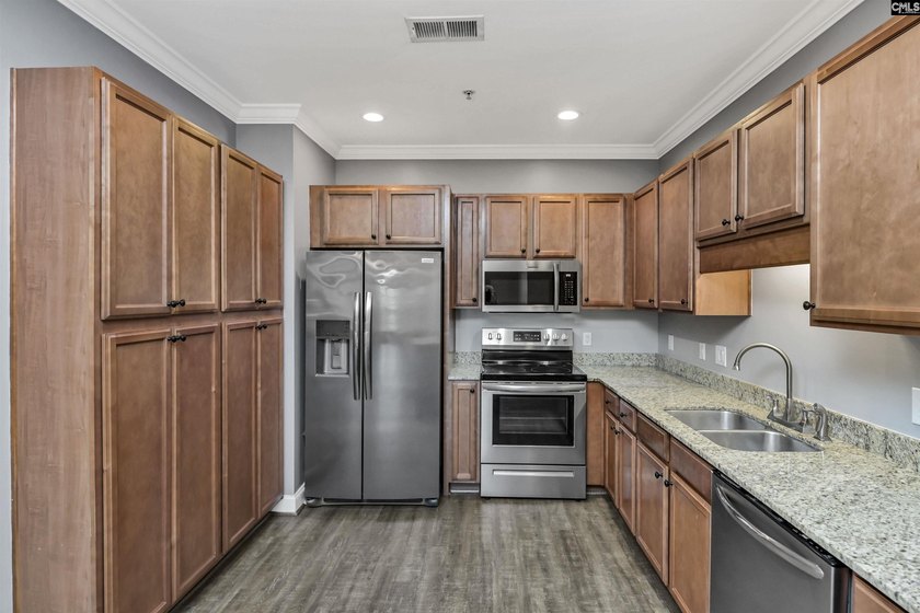 Amazing luxury condo perfectly located in the highly desirable - photo 23