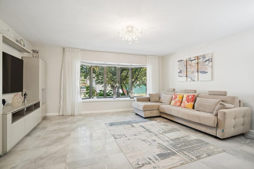 Mint, Turnkey 2-Bedroom Condo with Private Outdoor Space &amp; - photo 3