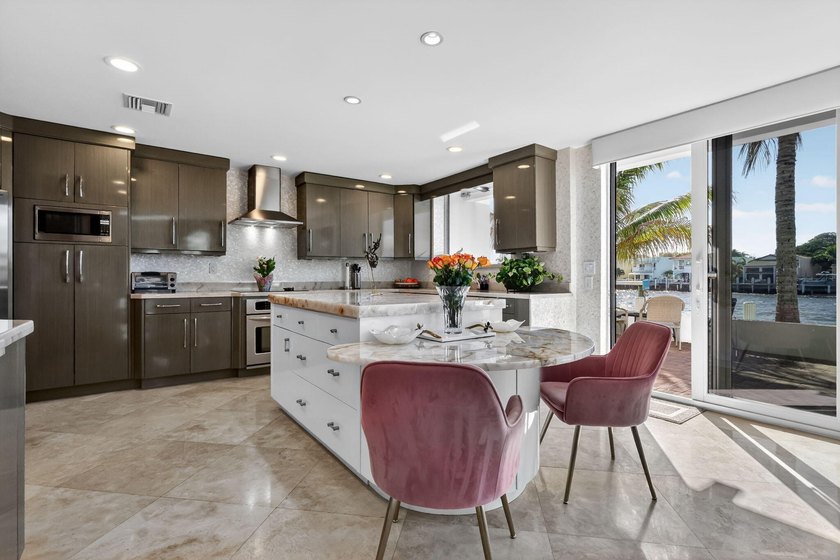 Boater's Paradise...Sophisticated Townhouse with breathtaking - photo 16