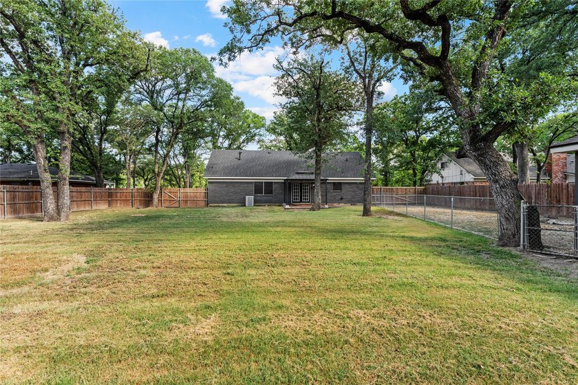 This one has so much more to offer than your average city home! - photo 33