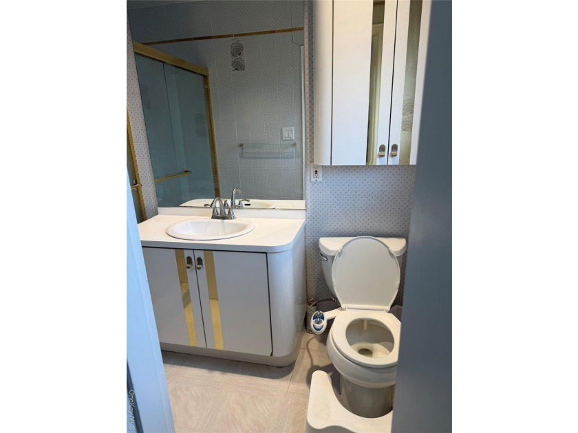 Welcome to this beautifully maintained 5 bedroom , 4 bathroom - photo 11