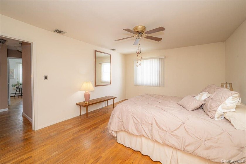 Beautiful Hi Ranch w/ all Large rooms including 4 Ample bedrooms - photo 11