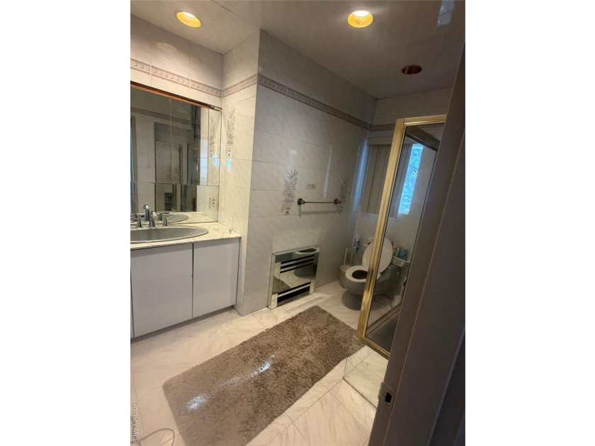 Welcome to this beautifully maintained 5 bedroom , 4 bathroom - photo 12