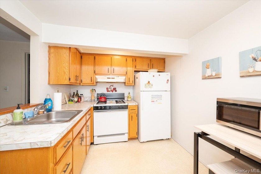 Beautiful Hi Ranch w/ all Large rooms including 4 Ample bedrooms - photo 35