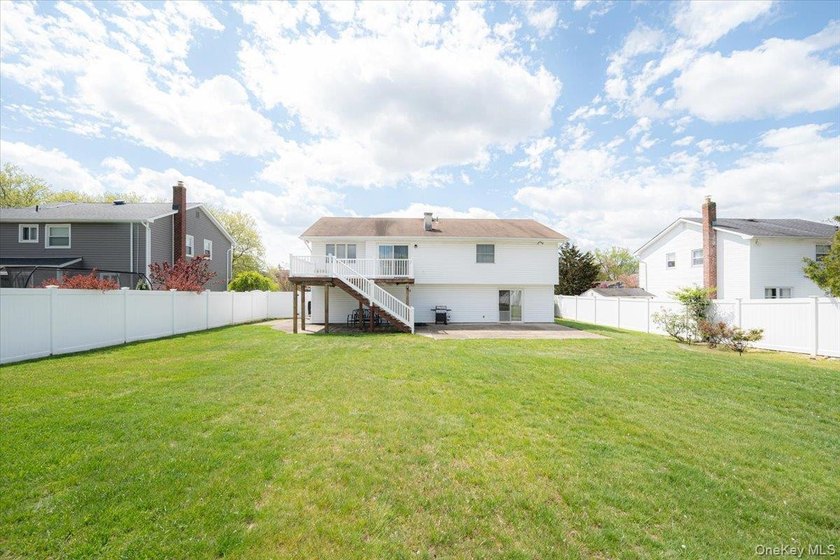 Beautiful Hi Ranch w/ all Large rooms including 4 Ample bedrooms - photo 38