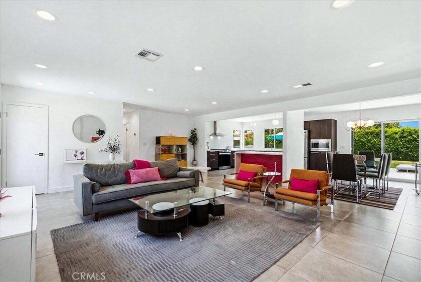 Updated, chic and gorgeous, move in ready mid-century modern - photo 3